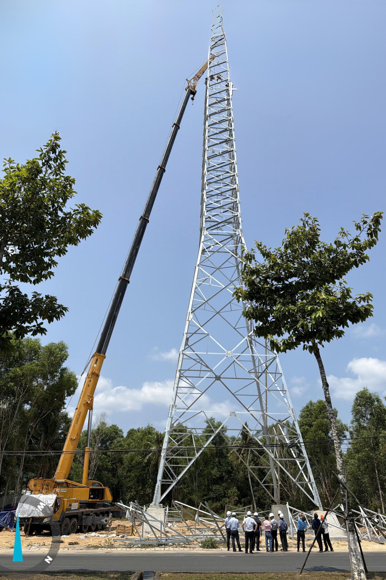 Vị trí trụ số 54 của đường dây 110kV Phú Quốc - Nam Phú Quốc đang được lắp đặt