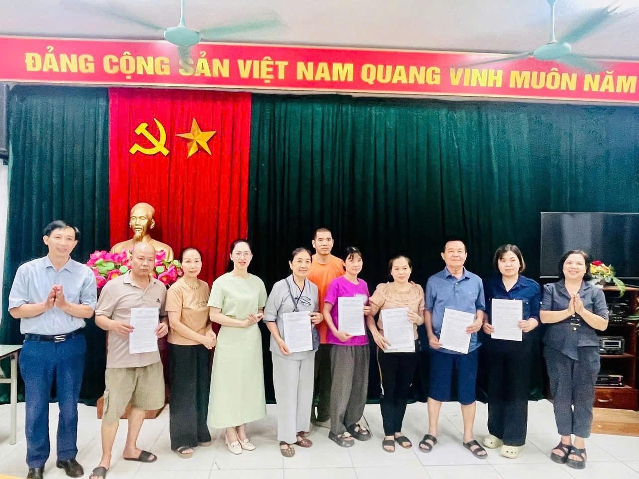 &nbsp;Trong không khí ấm áp thân tình, bà Phùng Mỹ Ngà - Phó Bí Thư thường trực Đảng uỷ phường và bà Lê Thị Mỵ - UVBTV trưởng ban Xây Dựng Đảng cùng các bác ông bà Bí thư chi bộ, tổ trưởng tổ dân phố phường Hồng Hà đã trực tiếp trao các quyết định TĐC cho các hộ dân. 