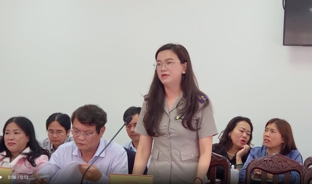 CHV Lê Thị Hồng Ngọc tại một buổi báo cáo tình hình thi hành án với các cơ quan liên quan.