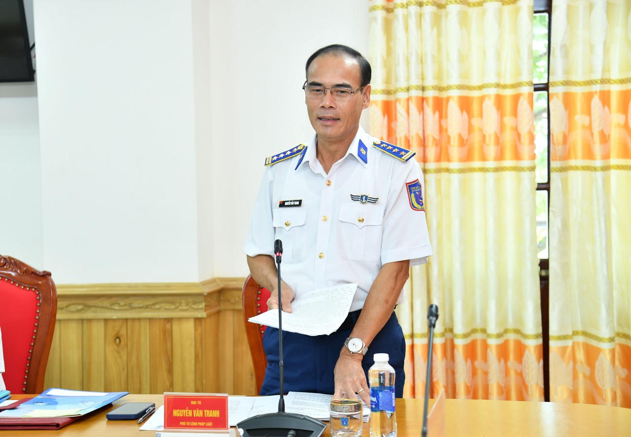 Đại tá Nguyễn Văn Tranh - Phó Tư lệnh Pháp luật, Bộ Tư lệnh Vùng Cảnh sát biển 4 phát biểu tại Hội nghị.