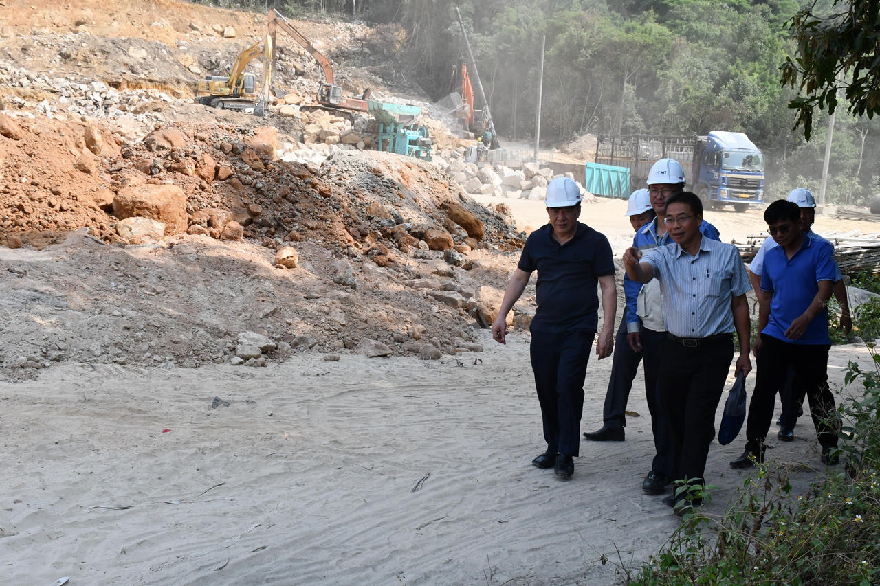 Chủ tịch HĐTV EVNSPC Lê Văn Trang (áo đen) kiểm tra công trường thi công các dự án