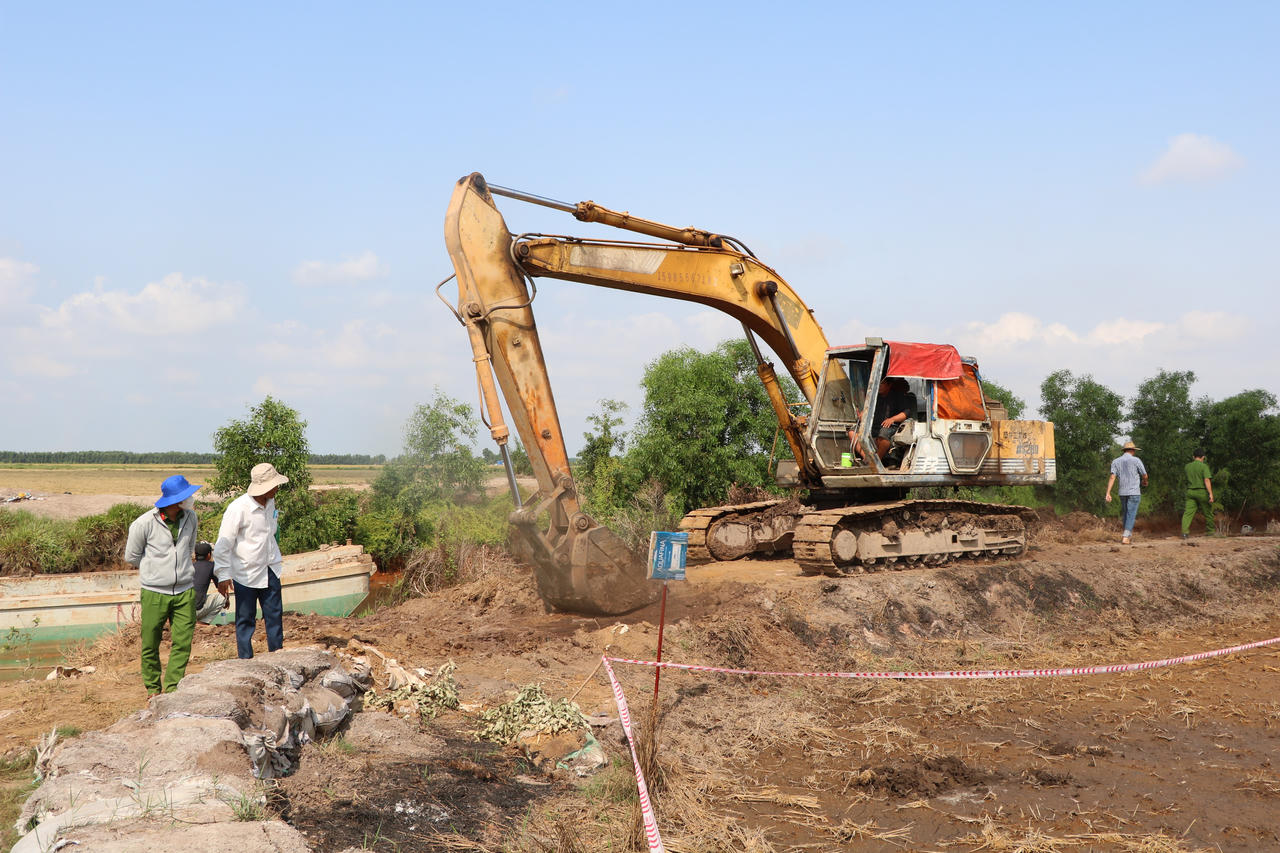 Lực lượng chức năng tiến hành cưỡng chế, thu hồi diện tích đất bị chiếm.