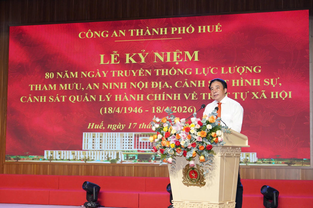 Chủ tịch UBND TP Huế Nguyễn Khắc Toàn phát biểu chỉ đạo tại buổi lễ.