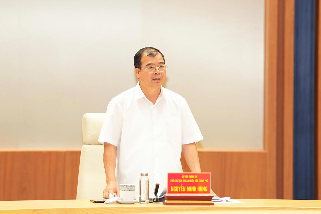 Phó Chủ tịch UBND thành phố Nguyễn Minh Hùng phát biểu tại hội nghị.