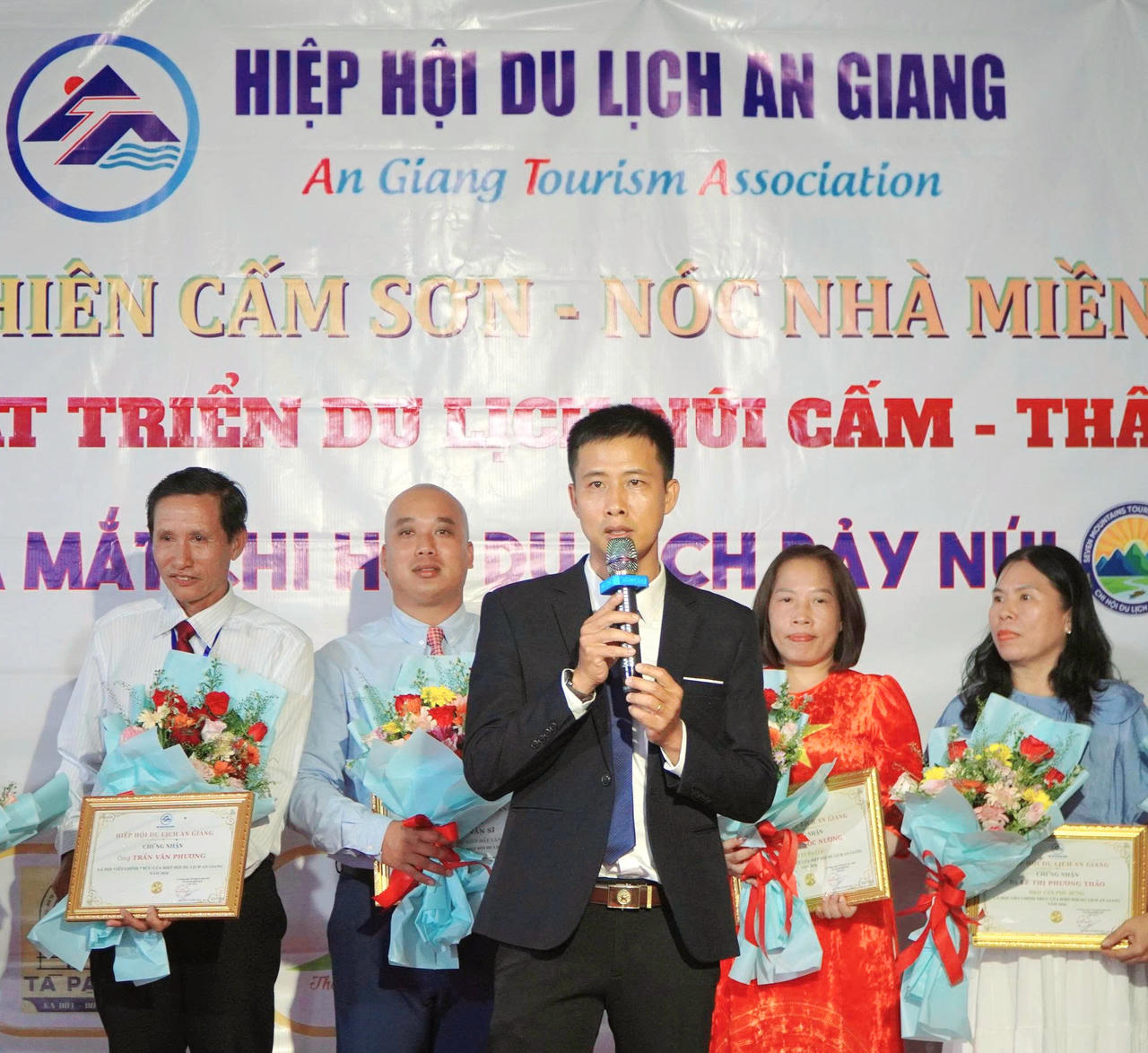 Ông Đặng Văn Sĩ giữ chức Chủ tịch Chi hội Du lịch Bảy Núi.