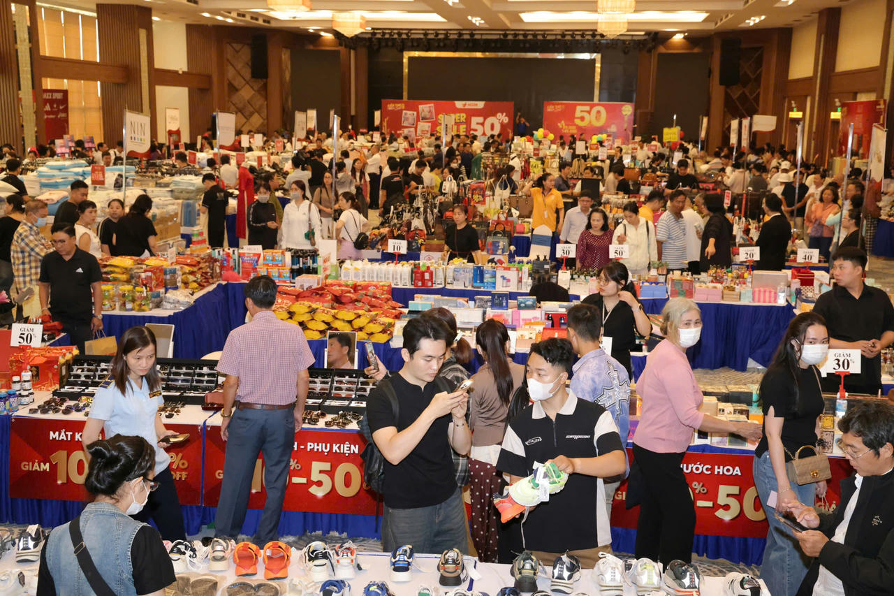 Đông đảo khách hàng mua sắm tại sự kiện Mega Sale năm trước.