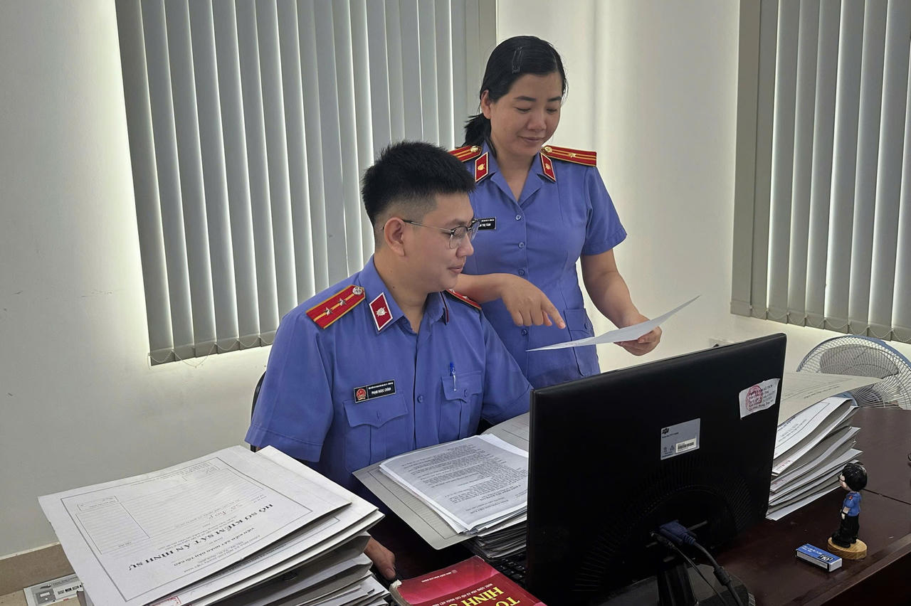 Toàn bộ 120 đoàn viên đồng loạt ra quân, hỗ trợ các bộ phận nghiệp vụ thực hiện số hoá trên phần mềm đối với hồ sơ vụ án và nguồn tin đang giải quyết. 