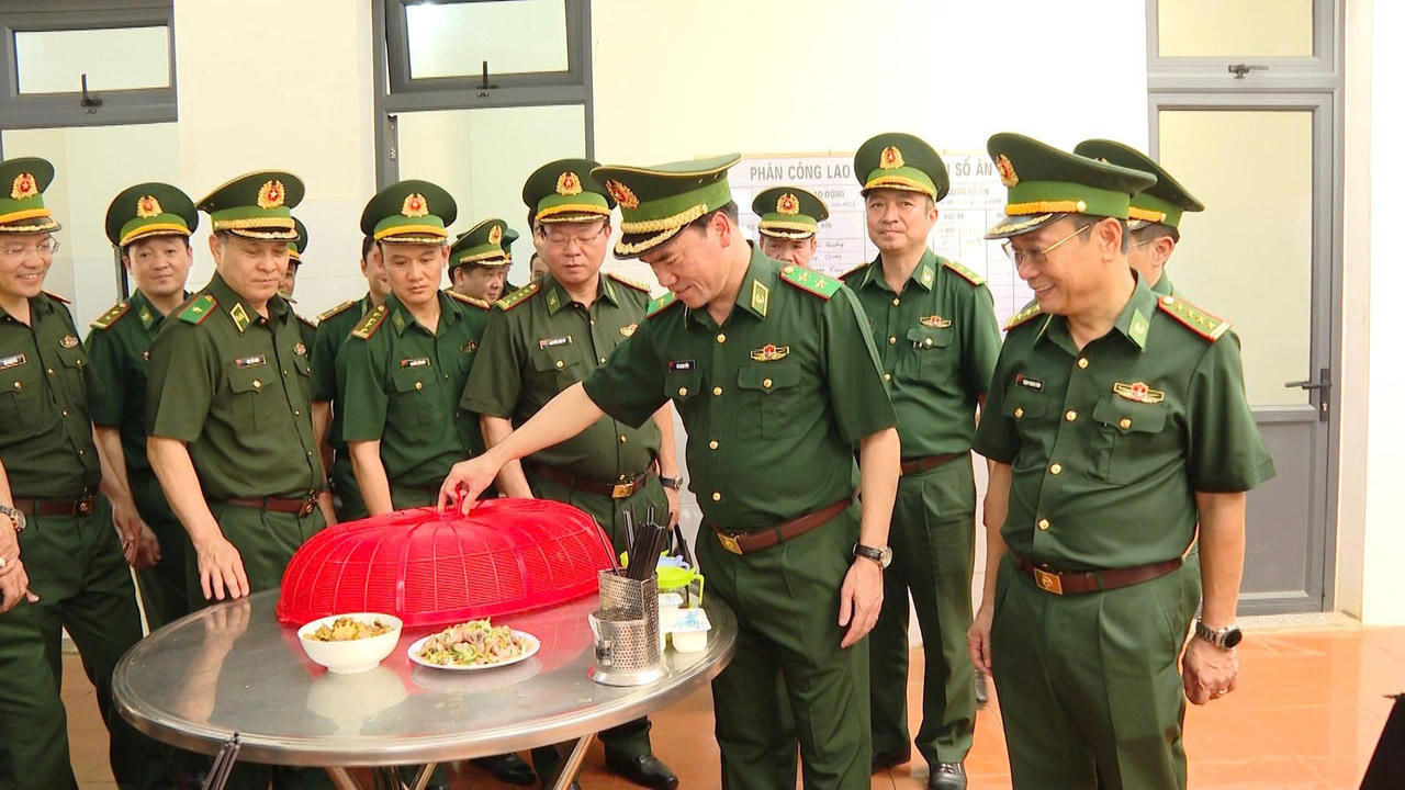 Đoàn công tác kiểm tra các điều kiện sinh hoạt của cán bộ, chiến sĩ Đồn Biên phòng Cà Xèng.