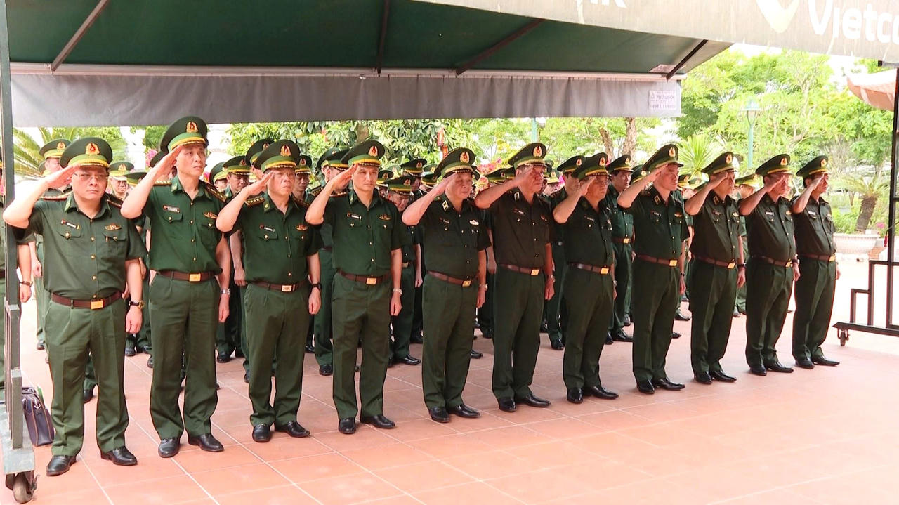 Đoàn công tác dâng hương tại Đền thờ Bác Hồ và các anh hùng liệt sĩ.