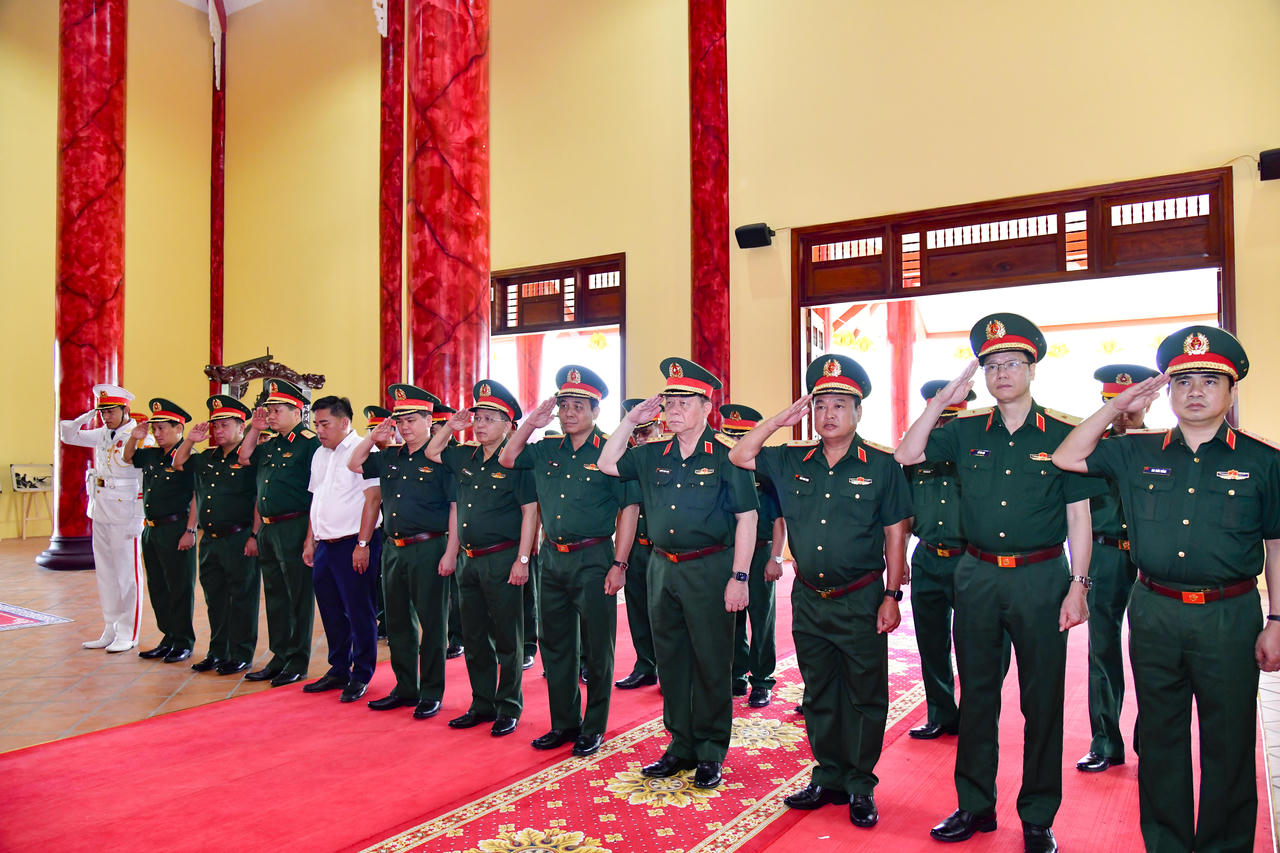 Các đại biểu thành kính tưởng nhớ các Anh hùng liệt sĩ.