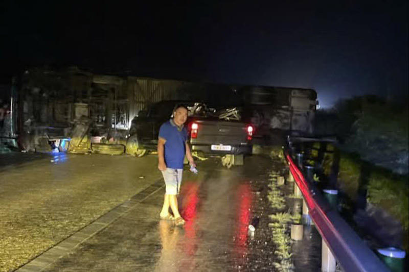 Xe khách lật nghiêng trên cao tốc Nội Bài - Lào Cai