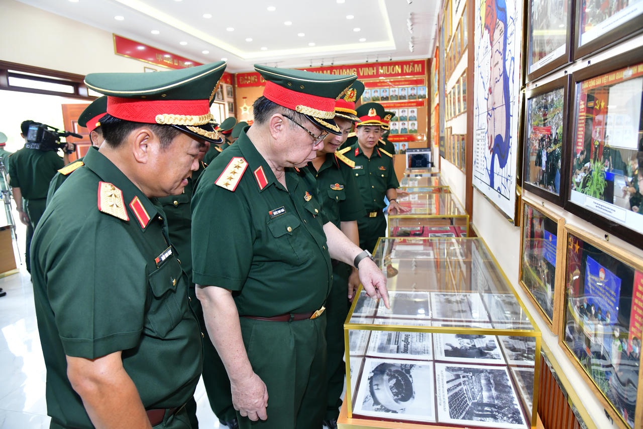 Đoàn công tác tham quan Phòng truyền thống Trung đoàn 10.