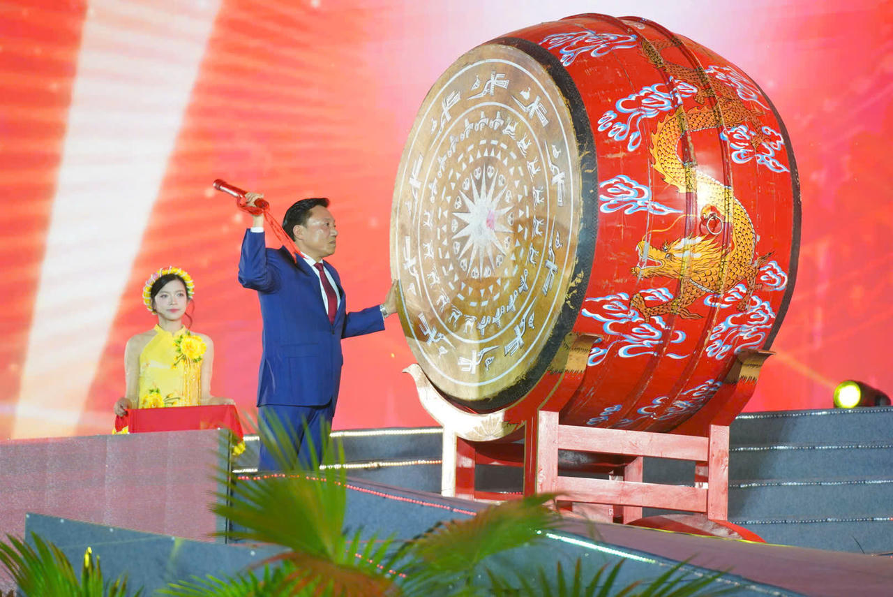 Phó Chủ tịch UBND tỉnh Phú Thọ đánh trống khai mạc&nbsp;Lễ hội Đền Hùng và Tuần Văn hóa - Du lịch Đất Tổ năm 2026.&nbsp;Ảnh: Ngọc Phúc