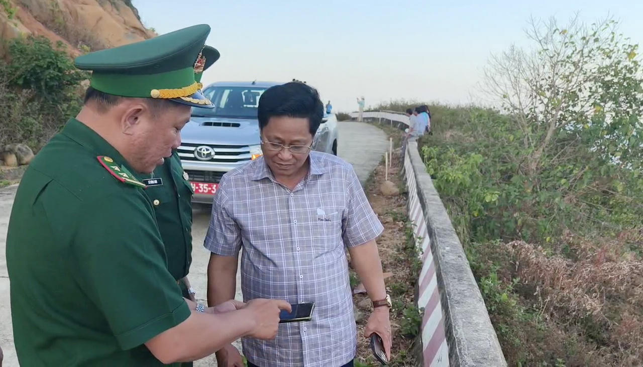 Đoàn khảo sát thực tế tiến độ triển khai các công trình, dự án, trọng tâm là các hạng mục kết nối giao thông, hậu cần và hạ tầng kỹ thuật giữa đất liền với đảo Hòn Khoai; đồng thời kiểm tra phương án phòng cháy, chữa cháy rừng và công tác trực sẵn sàng ứng phó trong mùa khô.