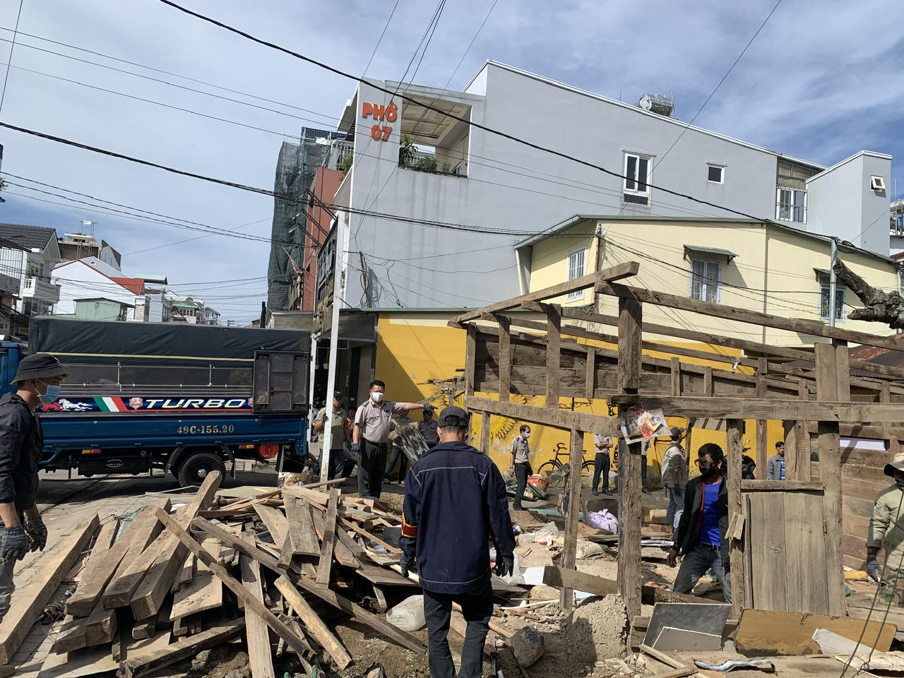 Lực lượng THADS Lâm Đồng cưỡng chế giao nhà sau 30 năm bản án có hiệu lực.