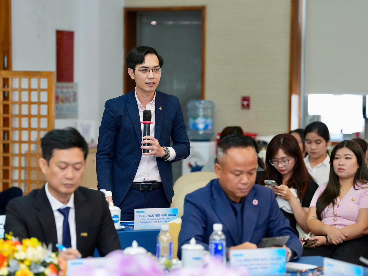 PGS-TS Nguyễn Hữu Huân&nbsp;-&nbsp;Phó chủ tịch Cơ quan điều hành Trung tâm Tài chính quốc tế TP.HCM cho rằng, thay vì lệ thuộc vốn vay ngân hàng, các doanh nghiệp cần đa dạng hóa dòng vốn (Ảnh: Báo Thanh niên).