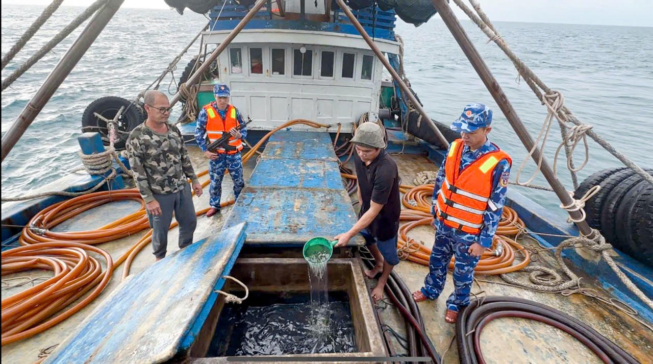 Bộ Tư lệnh Vùng Cảnh sát biển 4 bắt giữ 01 tàu cá vận chuyển trái phép khoảng 100.000 lít dầu D.O trên biển ngày 16/01/2026.