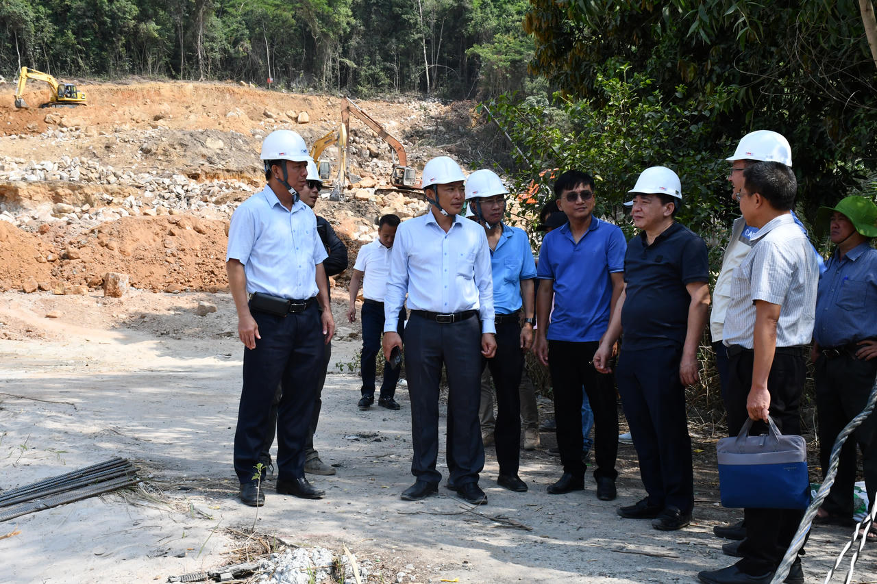 Lãnh đạo EVNSPC nghe các nhà thầu báo cáo tiến độ thi công dự án Trạm biến áp 220kV Phú Quốc