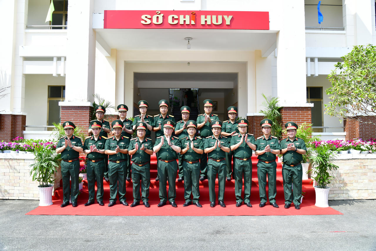 Đoàn công tác thăm, làm việc tại Trung đoàn.