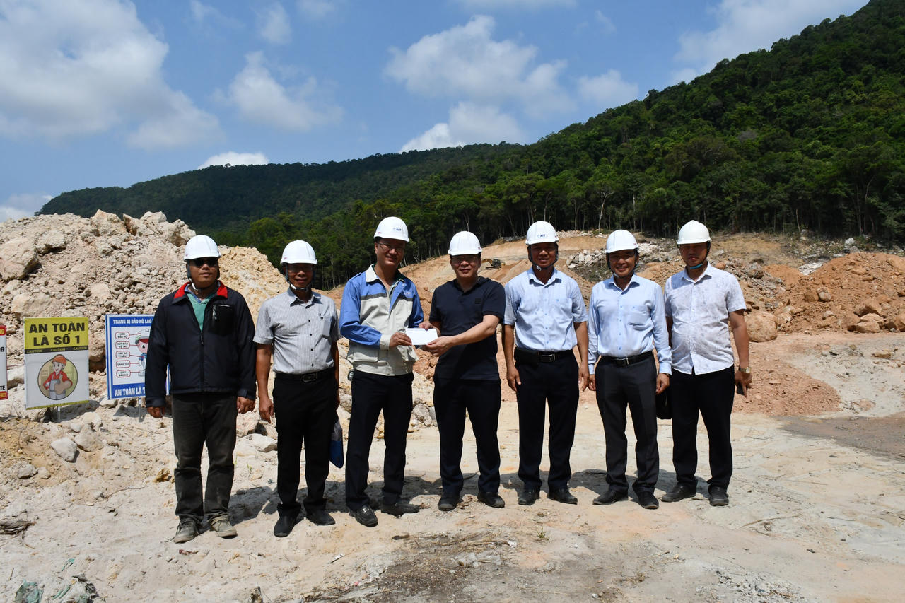 Lãnh đạo EVNSPC tặng quà động viên các đơn vị thi công