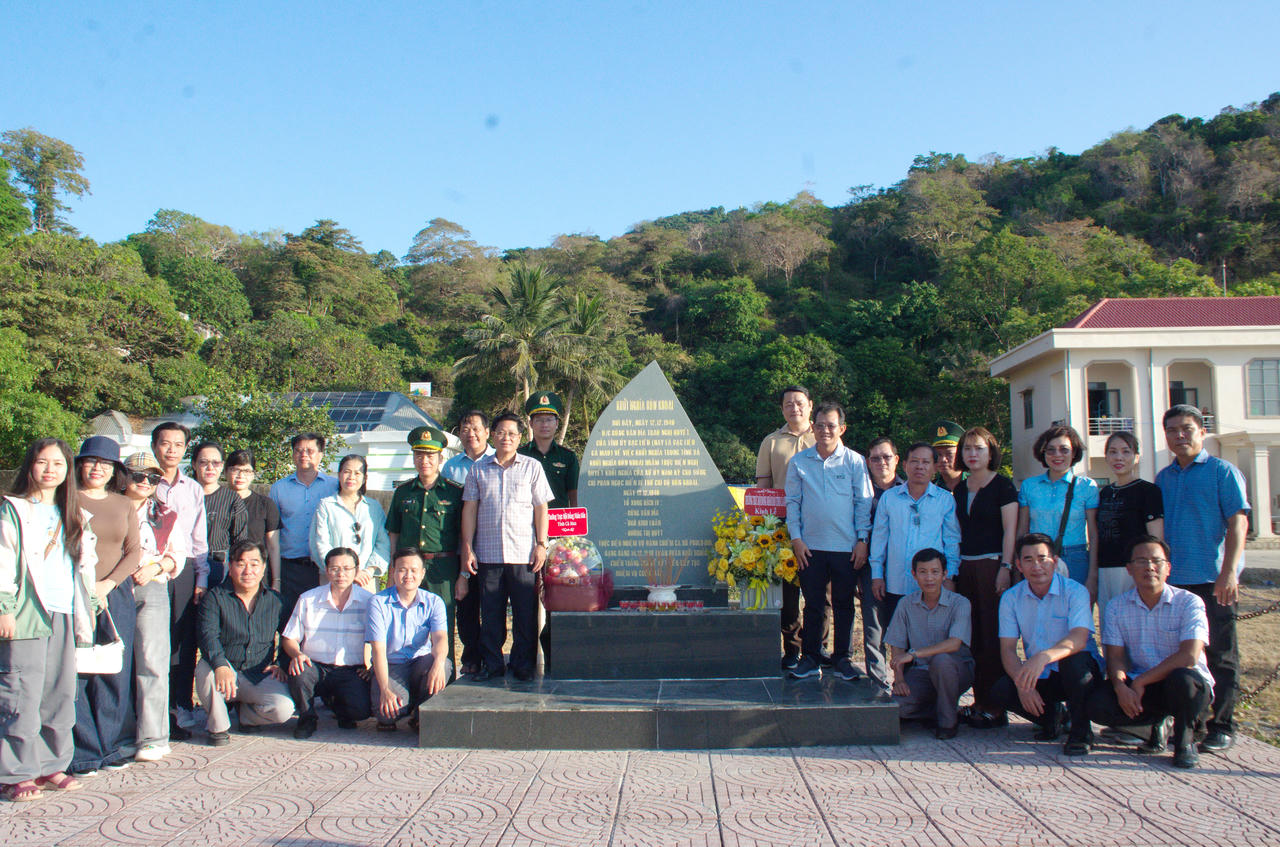 Đoàn dâng hương bia tưởng niệm khởi nghĩa Hòn Khoai và chụp ảnh lưu niệm.