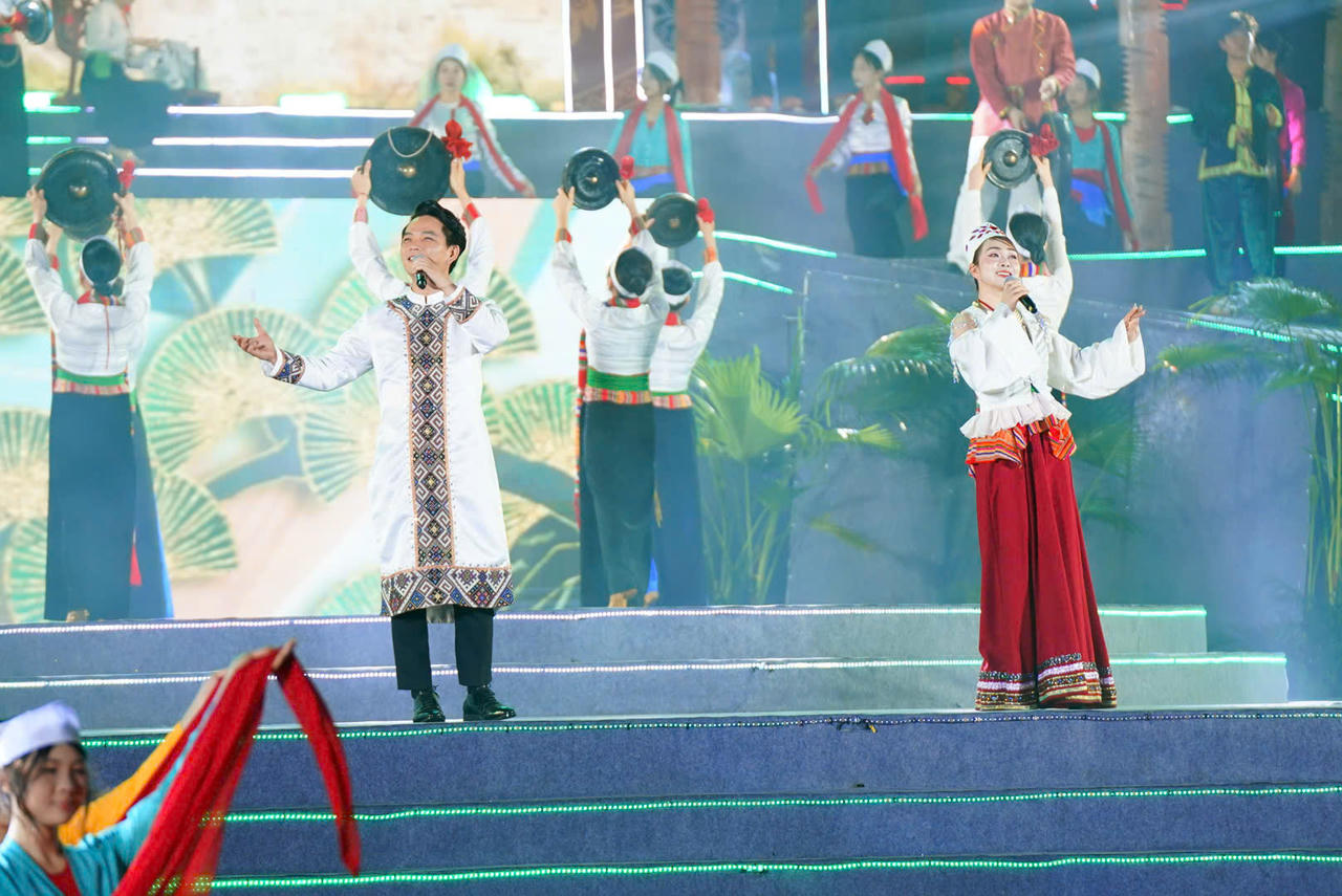 Chương trình quy tụ đông đảo nghệ sĩ, nghệ nhân và lực lượng biểu diễn chuyên nghiệp, với sự tham gia của các nghệ sĩ tên tuổi.&nbsp;Ảnh: Ngọc Phúc