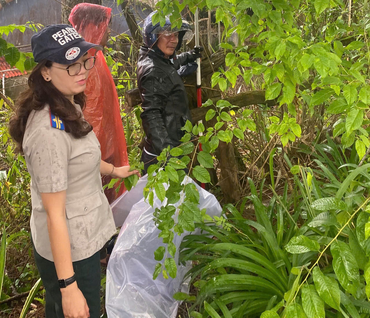 CHV&nbsp;Lê Thị Hồng Ngọc trong một lần đi xác minh tài sản thi hành án.