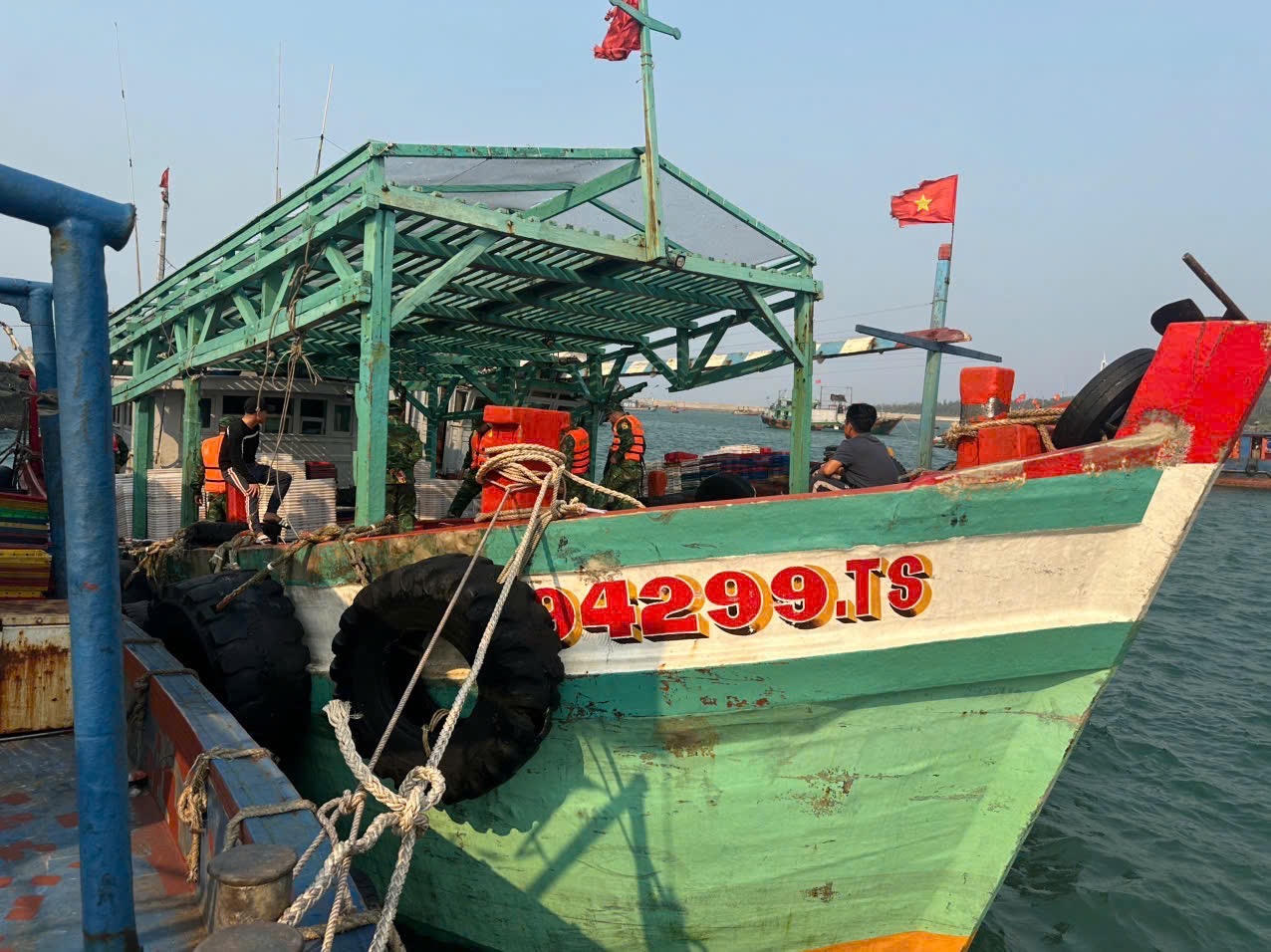 Bộ đội Biên phòng TP phát hiện tàu cá chở dầu trái phép trên vùng biển Bạch Long Vĩ.