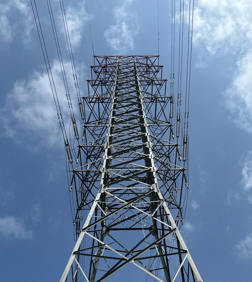  Vị trí trụ số 37 của đường dây 110kV Phú Quốc - Nam Phú Quốc đã hoàn thành lắp đặt, kéo dây