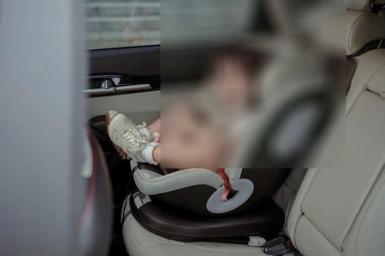 Bé gái 2 tuổi tử vong sau hơn 5 tiếng bị bố bỏ quên trên ôtô