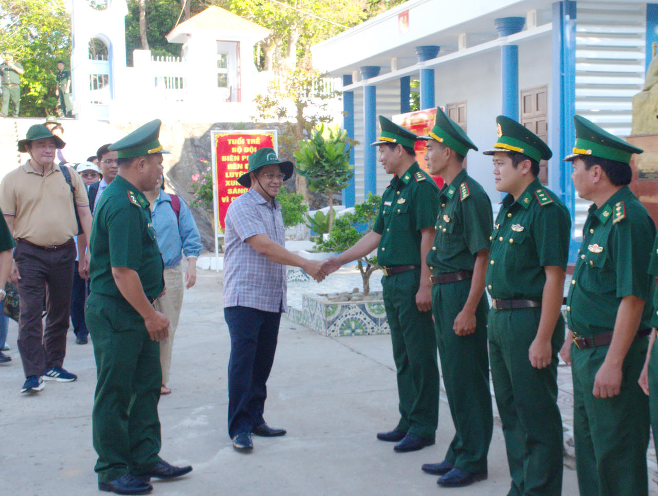 Đoàn công tác Thường trực HĐND tỉnh Cà Mau đến thăm lực lượng làm nhiệm vụ trên Đảo Hòn Khoai.