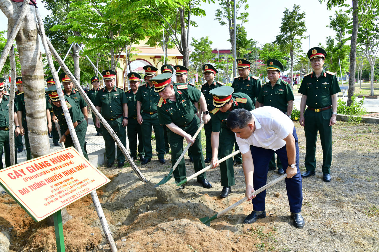 Đại tướng Nguyễn Trọng Nghĩa và các đại biểu trồng cây lưu niệm tại Đền thờ Anh hùng liệt sĩ Chiến khu Rừng Sác.