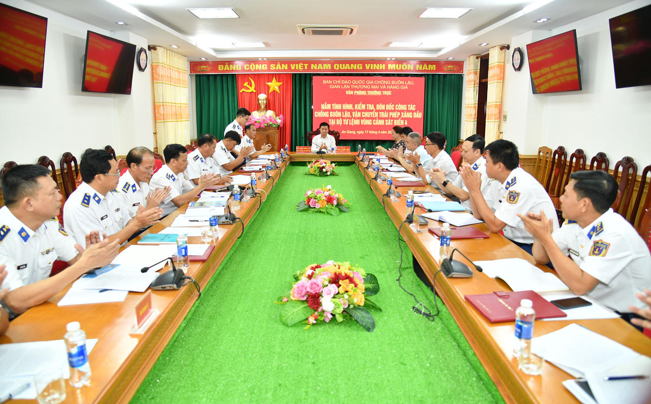 Kiểm tra, nắm tình hình công tác chống buôn lậu, gian lận thương mại và hàng giả tại BTL Vùng Cảnh sát biển 4