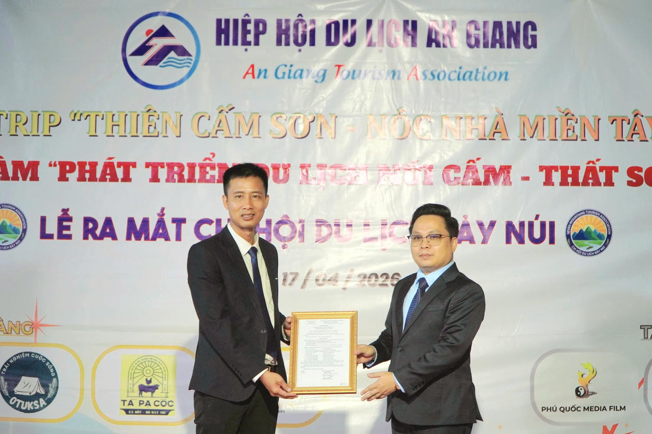 Chủ tịch Hiệp hội Du lịch tỉnh An Giang Nguyễn Vũ Khắc Huy trao quyết định cho ông Đặng Văn Sĩ,  Chủ tịch Chi hội Du lịch Bảy Núi.