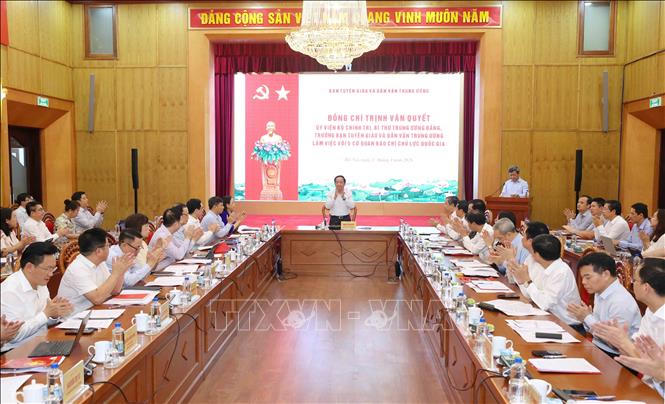 Trưởng Ban Tuyên giáo và Dân vận Trung ương Trịnh Văn Quyết làm việc với 5 cơ quan báo chí chủ lực quốc gia. Ảnh: TTXVN