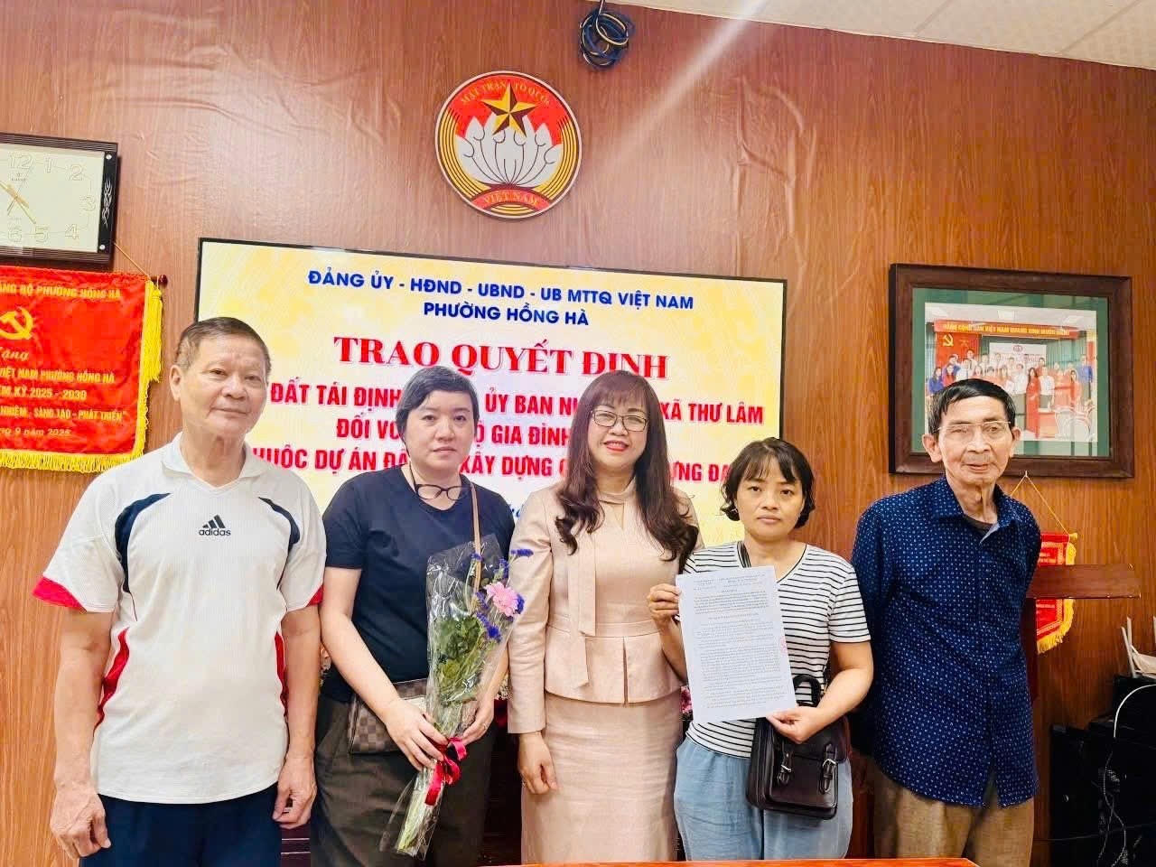 Bà Trần Thị Thanh Vân – Ủy viên Ban Thường vụ Đảng uỷ, Chủ tịch Uỷ ban MTTQ phường Hồng Hà trao các quyết định TĐC cho người dân.