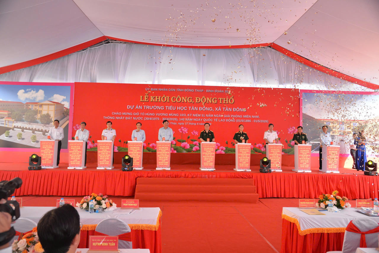 Các đại biểu thực hiện nghi thức khởi công.&nbsp;