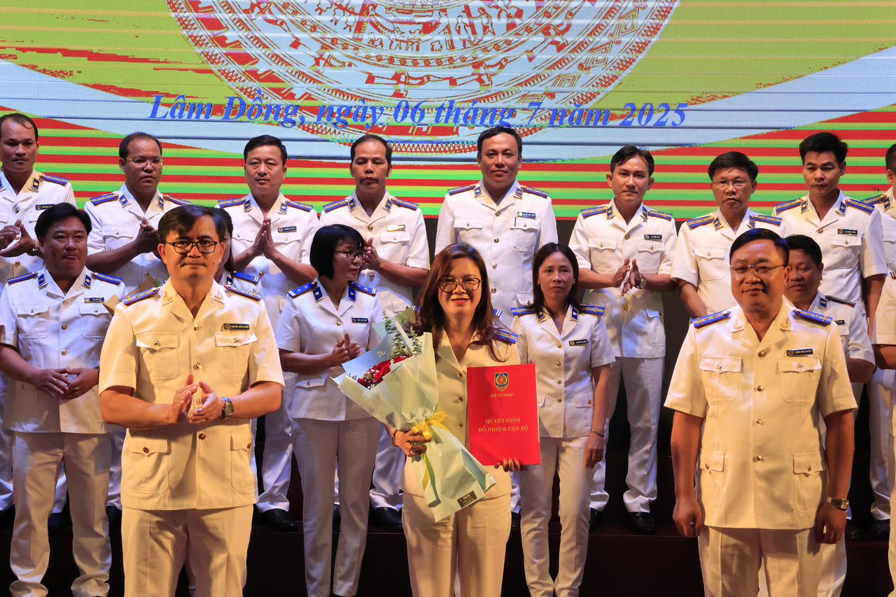 Nữ CHV&nbsp;Lê Thị Hồng Ngọc được lãnh đạo THADS Lâm Đồng tin tưởng giao nhiệm vụ Trưởng phòng nghiệp vụ, tổ chức thi hành án sau khi tỉnh Lâm Đồng mới được thành lập trên cơ sở sáp nhập thêm 2 tỉnh Bình Thuận, Đắk Nông cũ.