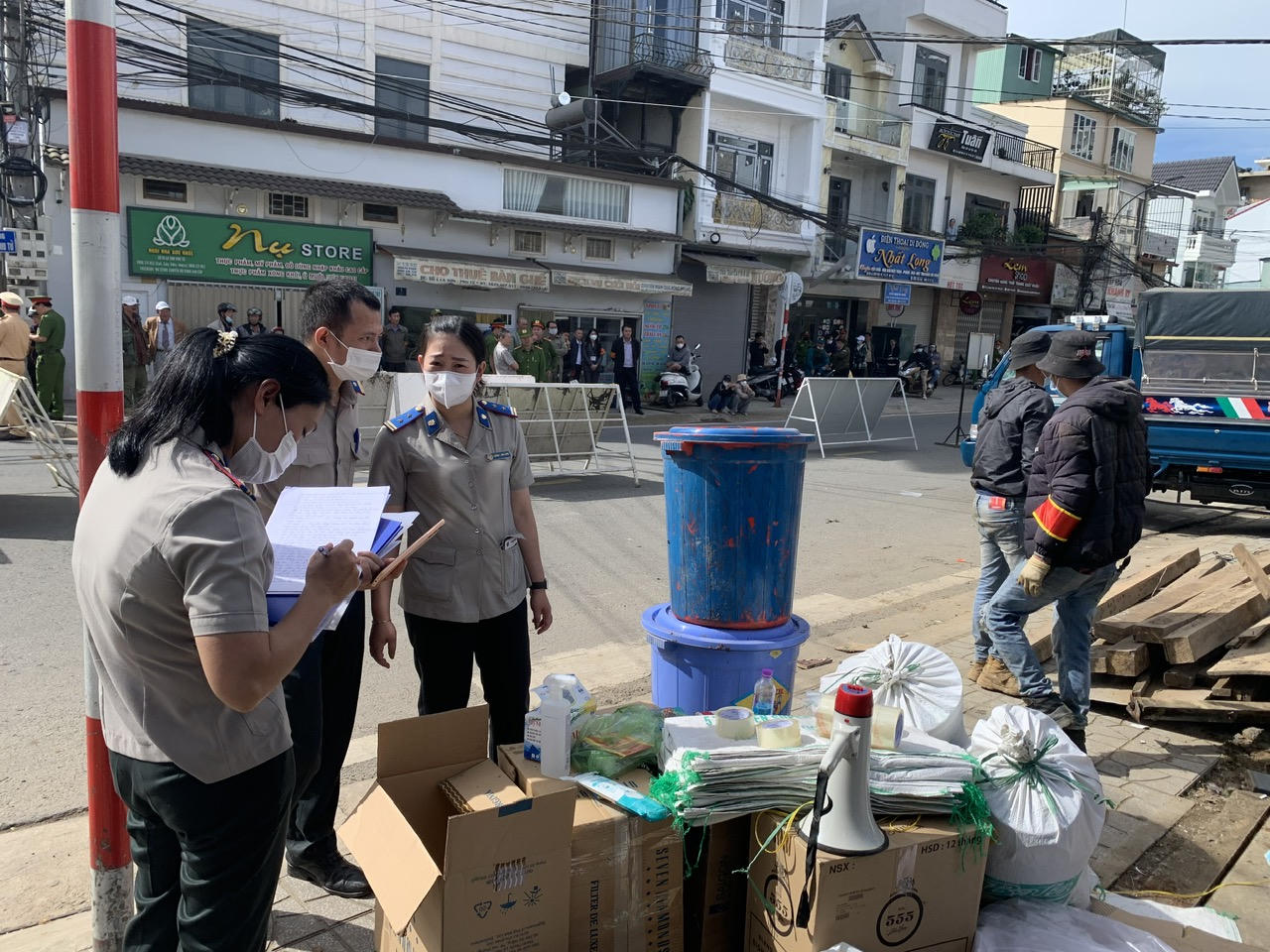 Cán bộ THADS kiểm đếm tài sản cưỡng chế.