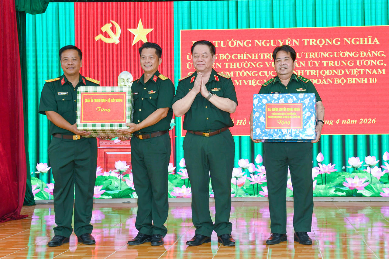 Đại tướng Nguyễn Trọng Nghĩa tặng quà cho Trung đoàn 10.