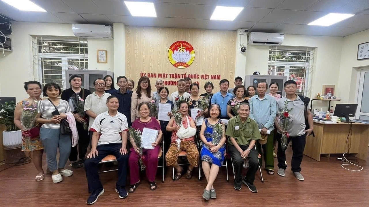 Lãnh đạo phường Hồng Hà trao quyết định giao đất tái định cư, đồng thời chia sẻ, động viên người dân ổn định cuộc sống tại nơi ở mới.