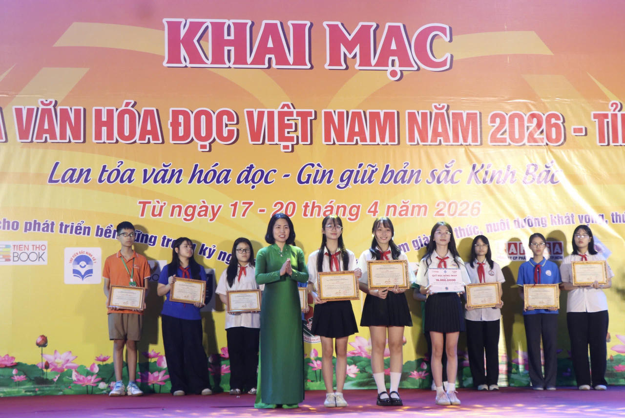 Ban Tổ chức trao giải cuộc thi.