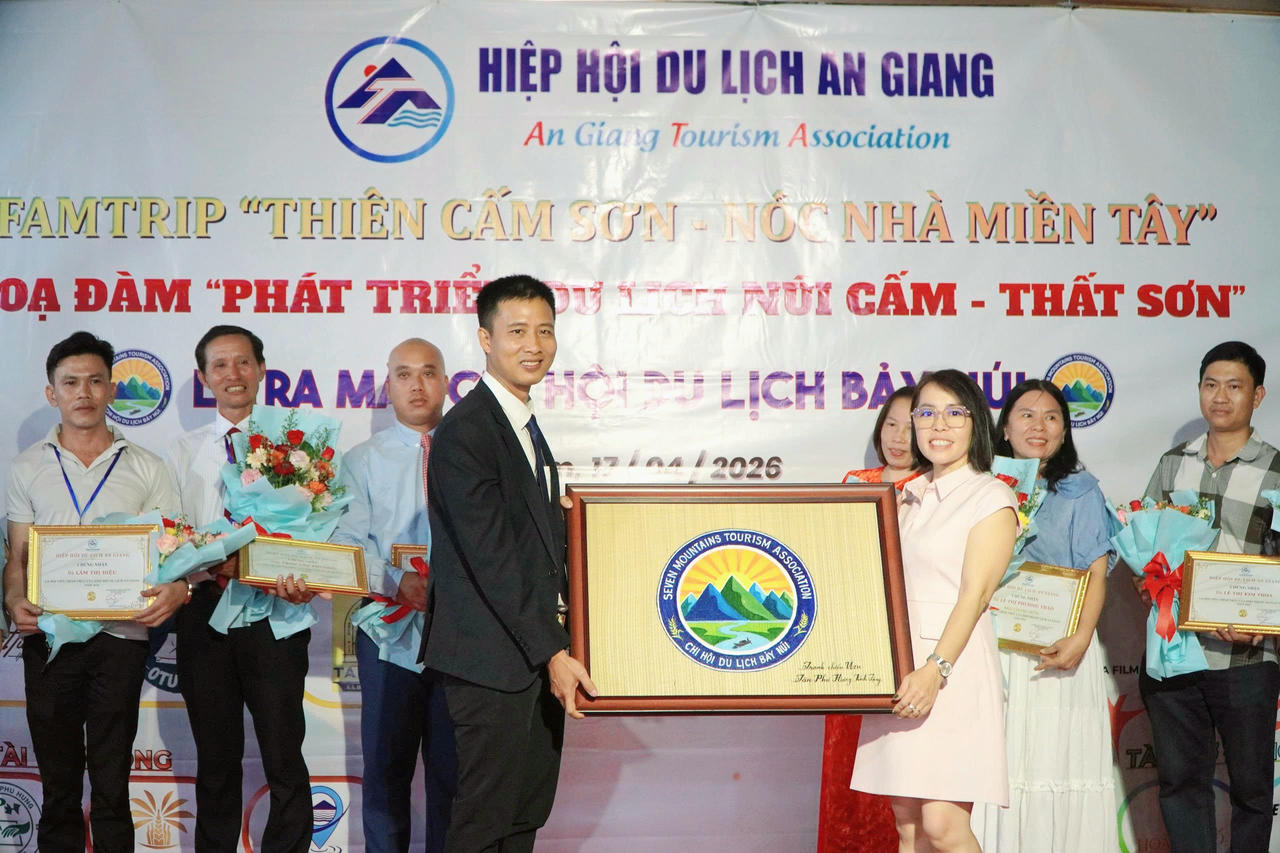 Bà Vũ Thị Diễm Thúy, Phó Chủ tịch Hiệp hội Du lịch tỉnh An Giang, Chủ tịch Chi hội Du lịch Kiên Hải, An Giang tặng tranh cho ông Đặng Văn Sĩ,  Chủ tịch Chi hội Du lịch Bảy Núi.