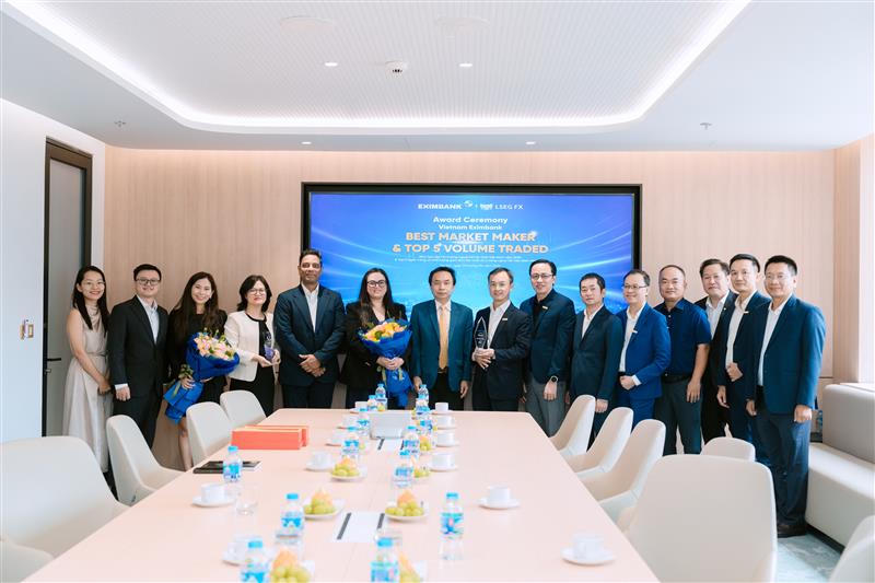 Ông Trần Tấn Lộc – Quyền Tổng Giám đốc (thứ 7 từ trái sang) cùng Ban Lãnh đạo Eximbank tại buổi đón tiếp đoàn lãnh đạo LSEG và đón nhận Giải thưởng FX Awards 2026 tại Hội sở của ngân hàng, ngày 09/4/2026.