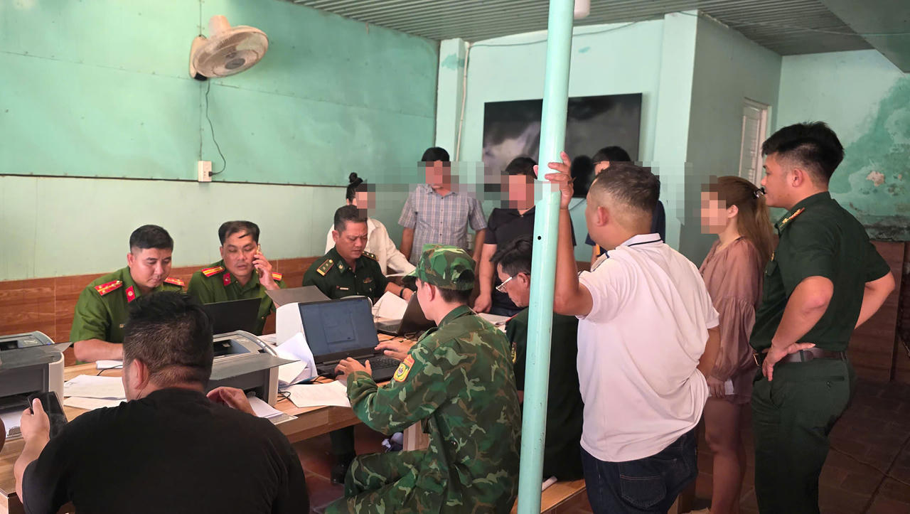 Bộ đội Biên phòng Tây Ninh và Công an tỉnh Tây Ninh xác minh, điều tra các nạn nhân bị lừa đảo sang Campuchia lao động trái phép. Ảnh: Tuấn Anh