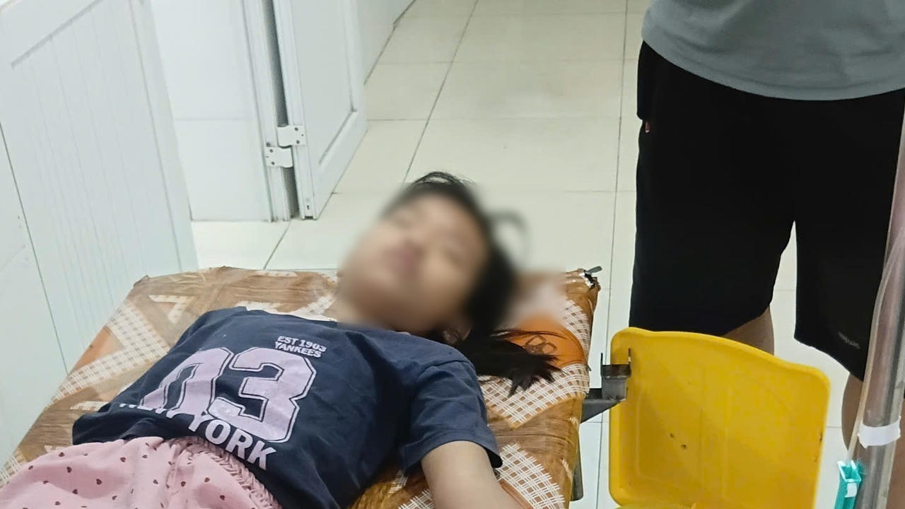 Hơn 20 người nhập viện với biểu hiện nghi ngộ độc sau ăn bánh mì