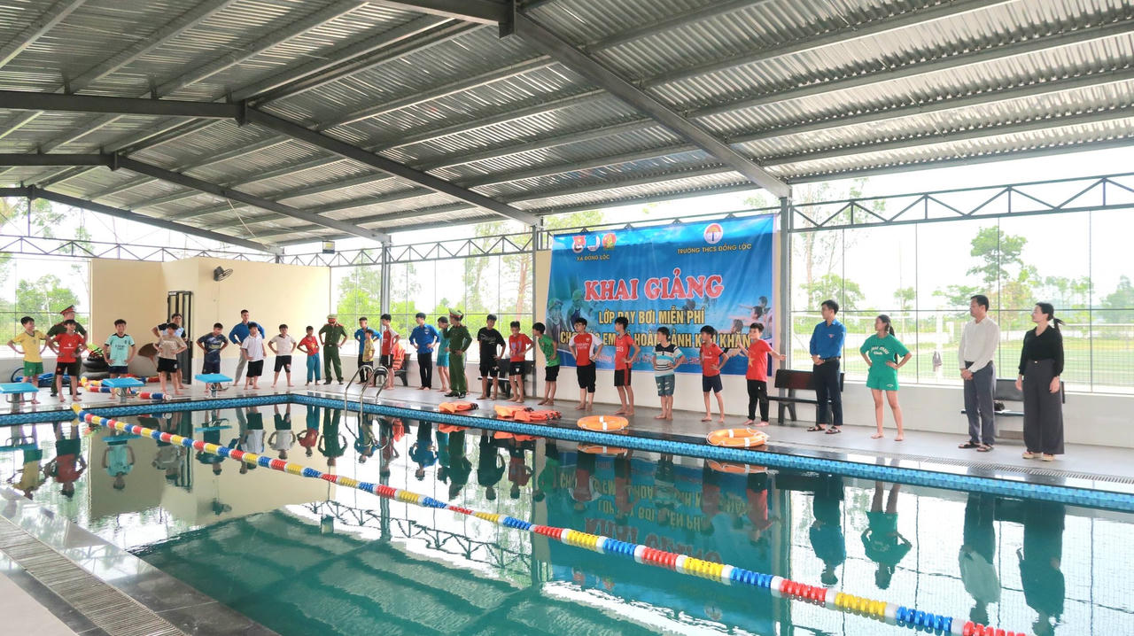 Mở lớp dạy bơi miễn phí cho học sinh khó khăn