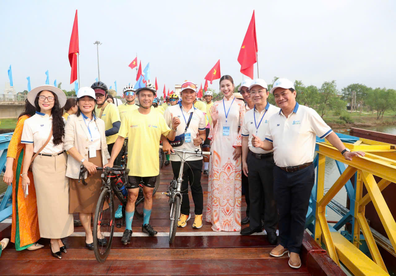 Đại biểu, vận động viên và người dân hào hứng tham gia "Ngày hội đạp xe vì hòa bình" năm 2026 tại khu vực cầu Hiền Lương, lan tỏa tinh thần đoàn kết và thông điệp yêu chuộng hòa bình.