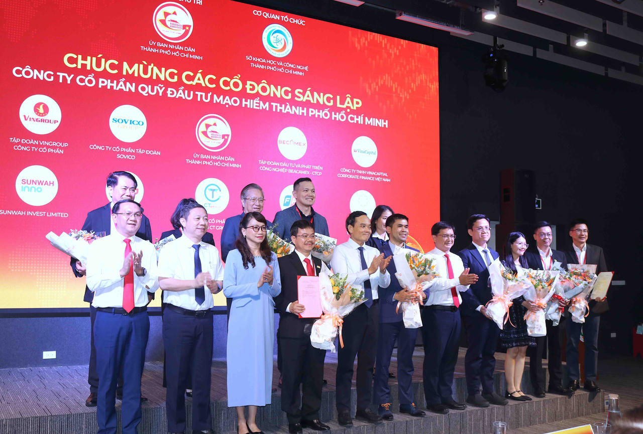 Ủy viên Bộ Chính trị, Bí thư Thành ủy TP HCM Trần Lưu Quang và lãnh đạo UBND TP HCM tặng hoa, chúc mừng các cổ đông sáng lập.