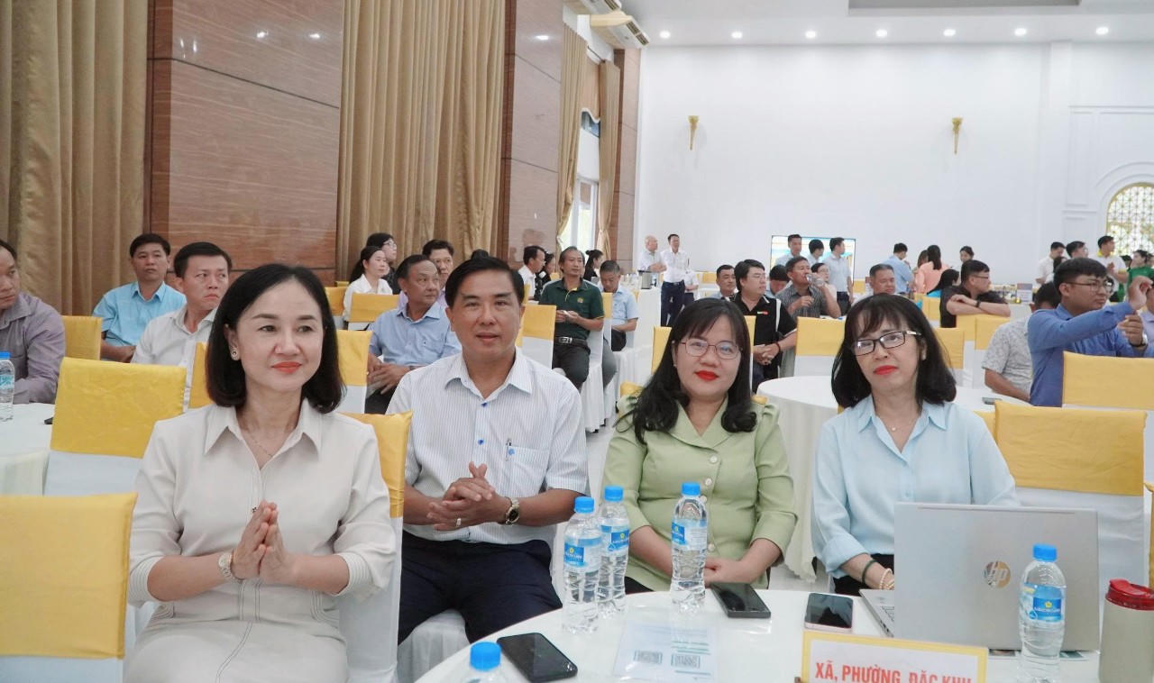 Các đại biểu tham dự buổi họp mặt.